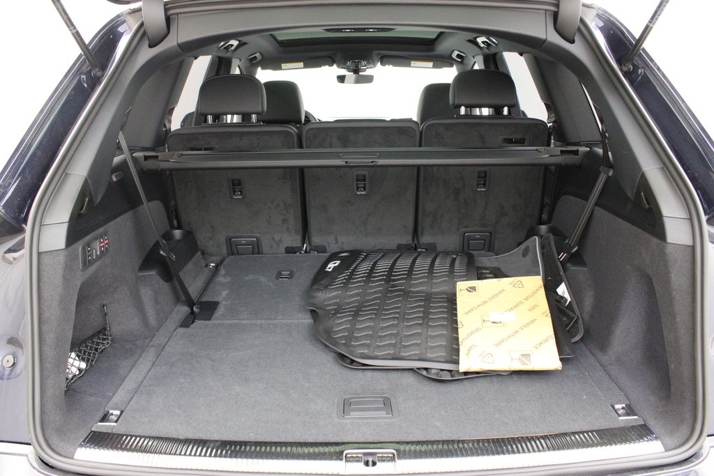 new 2025 Audi Q7 car, priced at $64,158