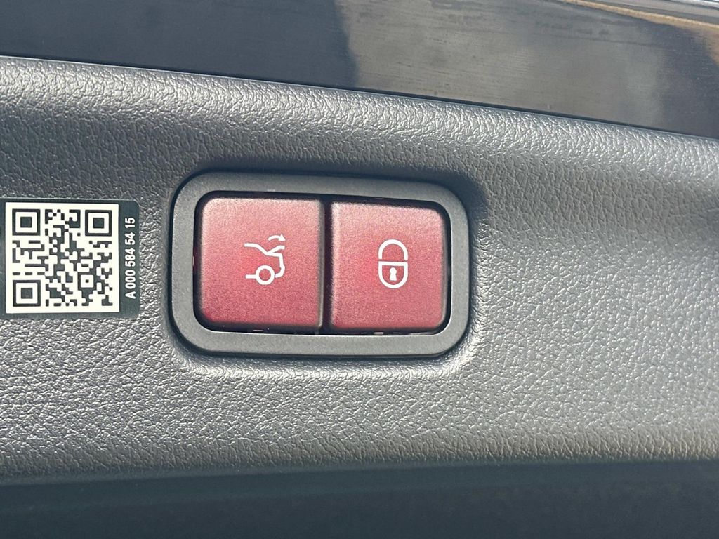 Thumbnail: 2025 Mercedes-Benz C-Class - 24