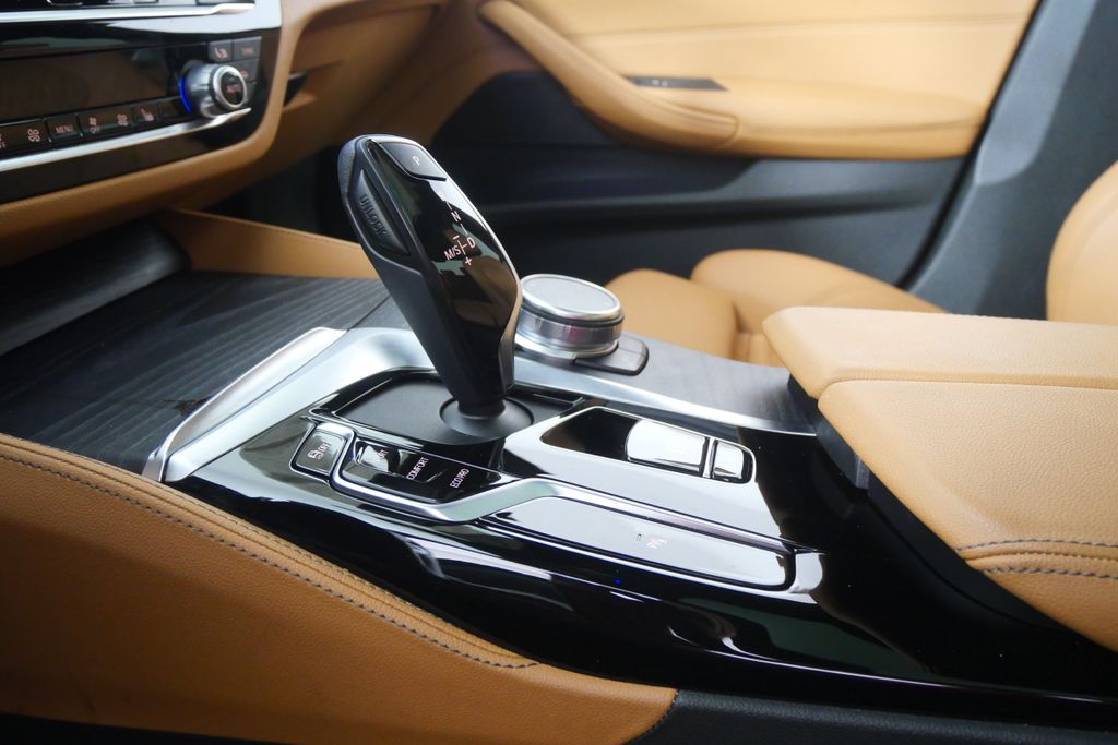 Thumbnail: 2023 BMW 5 Series - 24