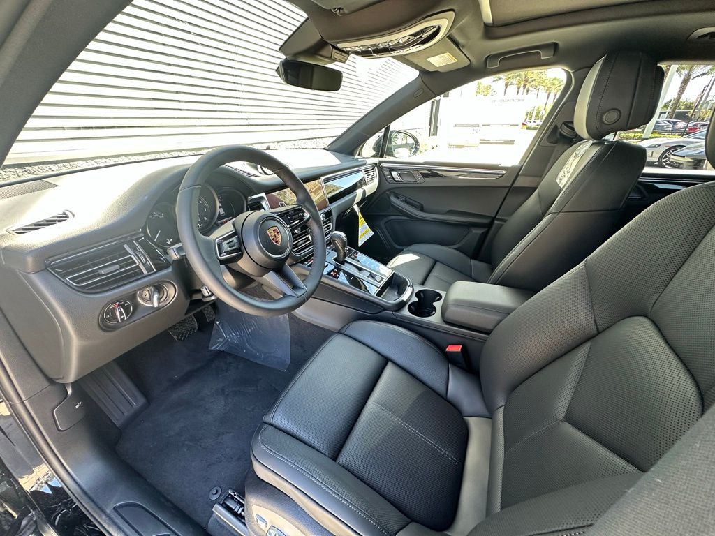2025 Porsche Macan  4