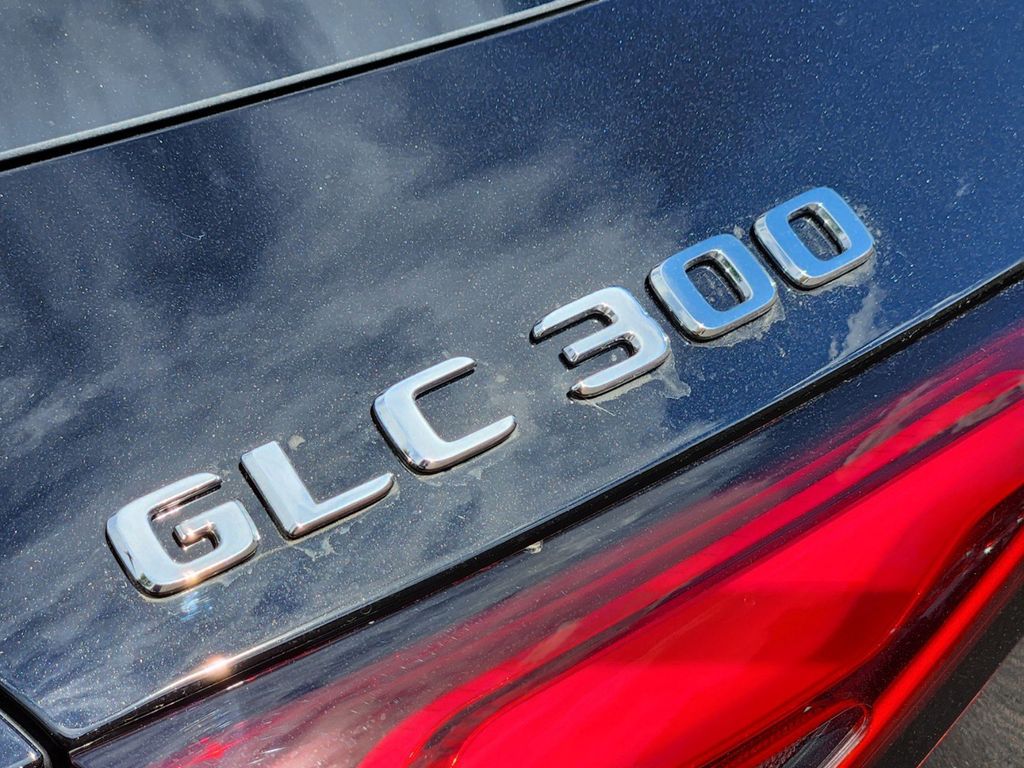 2025 Mercedes-Benz GLC GLC 300 8