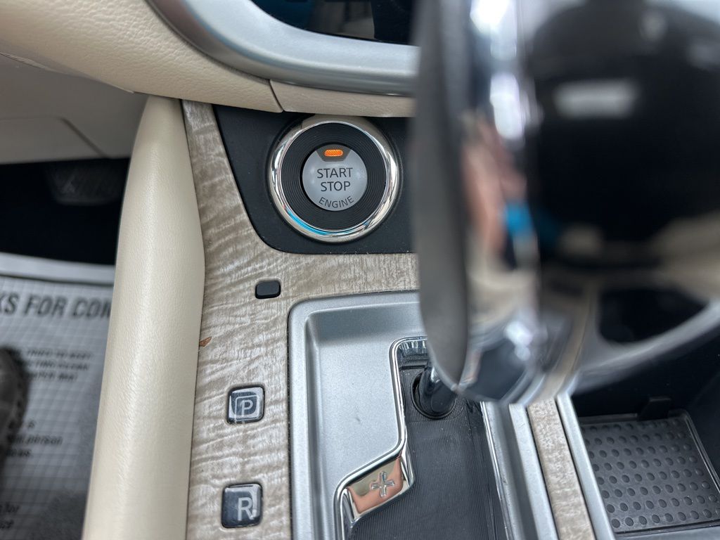 2023 Pearl White Tricoat Nissan Murano SL FWD SUV