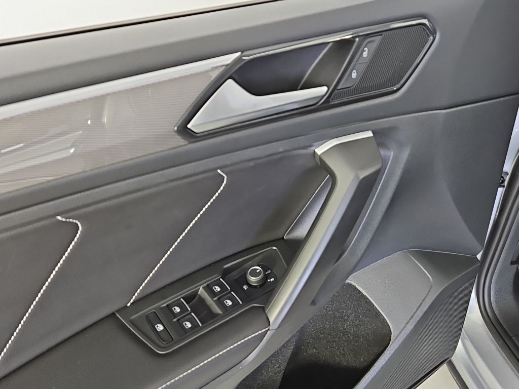 Thumbnail: 2023 Volkswagen Tiguan - 12