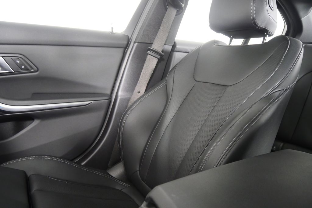 Thumbnail: 2025 BMW 3 Series - 28