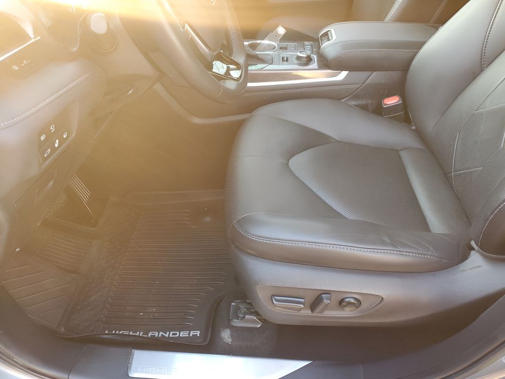 Used Car 2020 Toyota Highlander  Platinum For Sale Under $35,000 In Austin, Texas