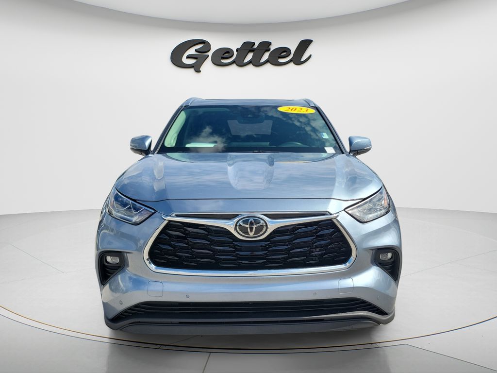 Used 2023  Toyota Limited image 2
