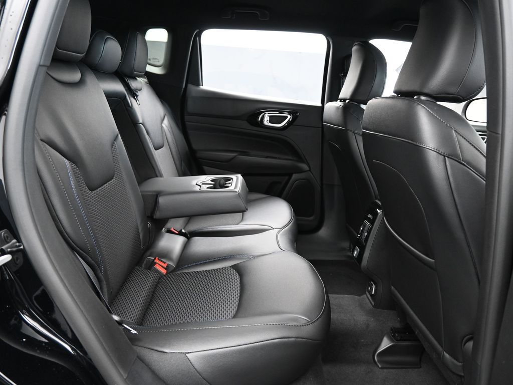 New 2026 Diamond Black Crystal Pearlcoat Jeep Latitude image 40