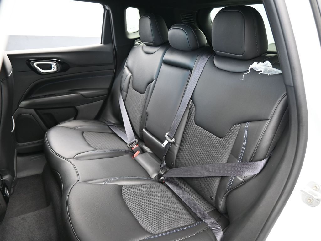 New 2026 bright white clearcoat Jeep Latitude image 28