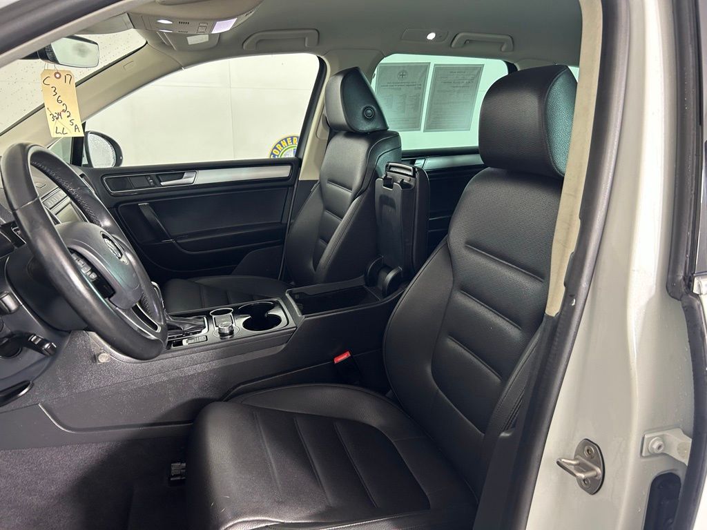Used 2017  Volkswagen V6 Sport image 10
