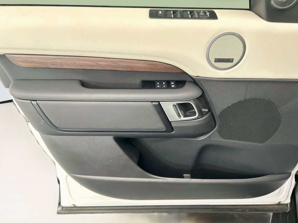 Thumbnail: 2024 Land Rover Discovery - 23