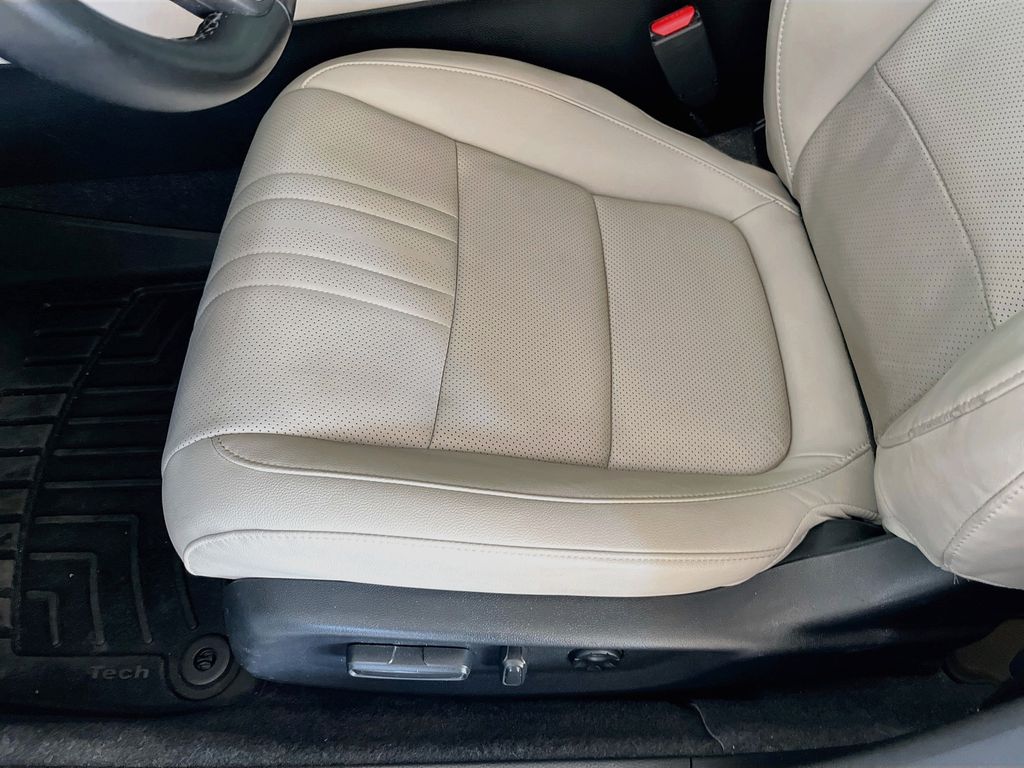 Used 2022 White Honda Touring 2.0T image 19
