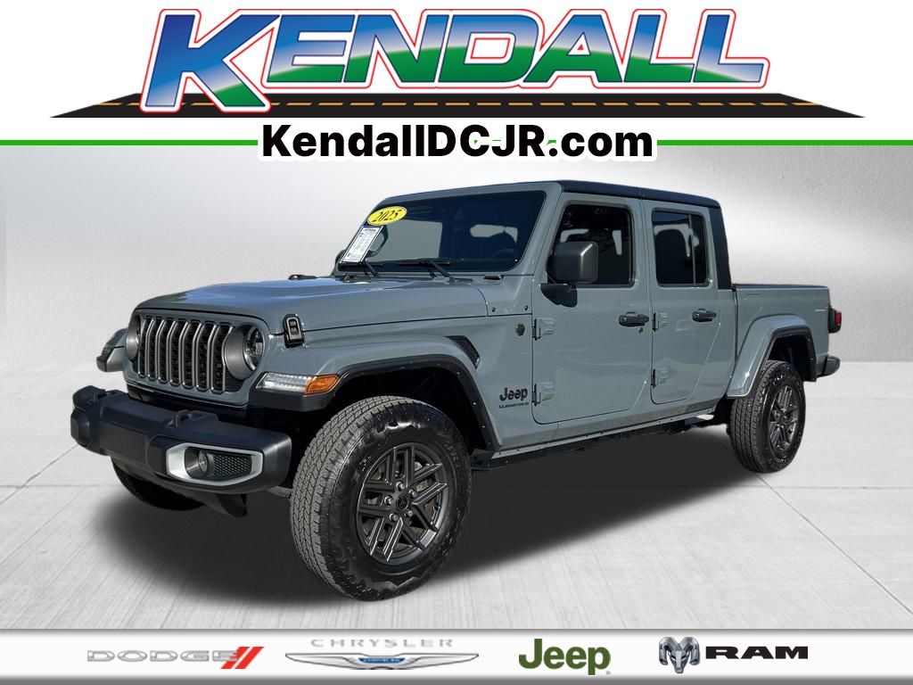 Anvil Clearcoat 2025 Jeep Gladiator Pickup Truck Four-Wheel Drive 8-Speed Automatic