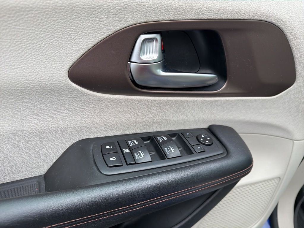 Thumbnail: 2019 Chrysler Pacifica - 29