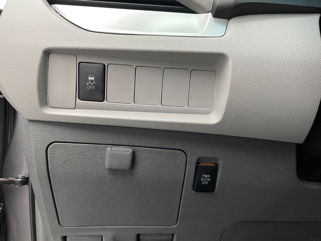 Thumbnail: 2017 Toyota Sienna - 20