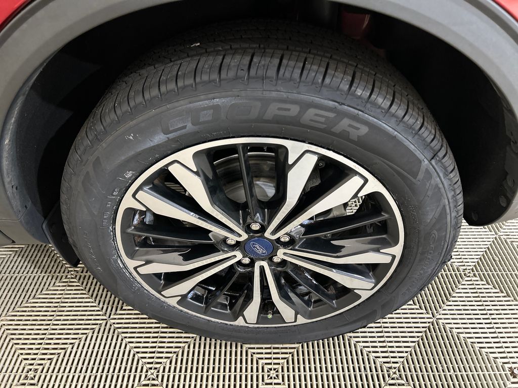 Used 2021 Red Ford SE image 10