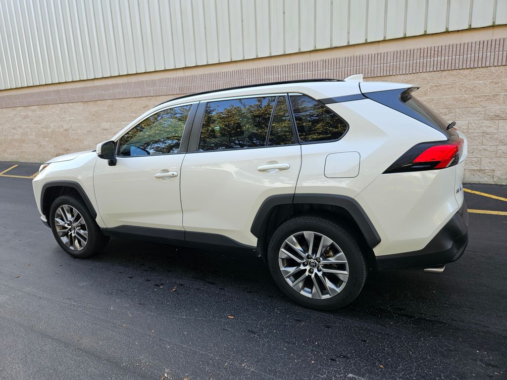 2022 Toyota RAV4 XLE Premium 3