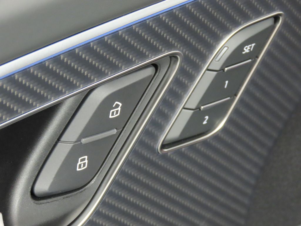 Thumbnail: 2026 Audi RS Q8 - 27