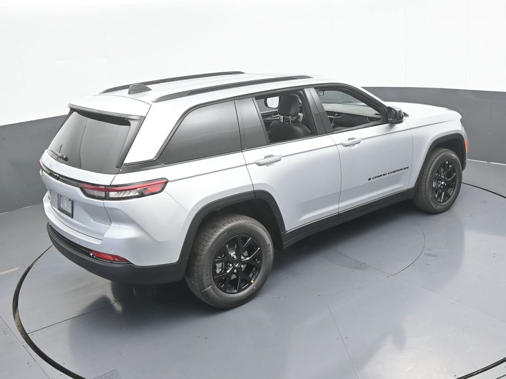 New 2025 Silver Zynith Jeep Laredo image 45