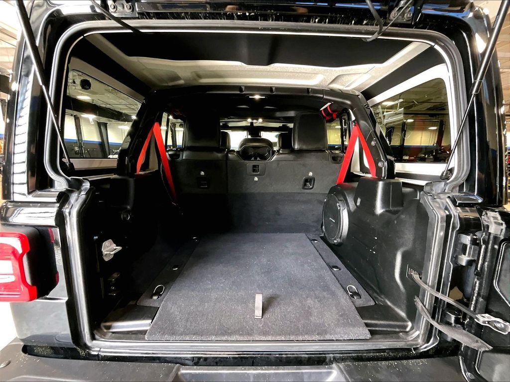 2020 Jeep Wrangler — photo 17