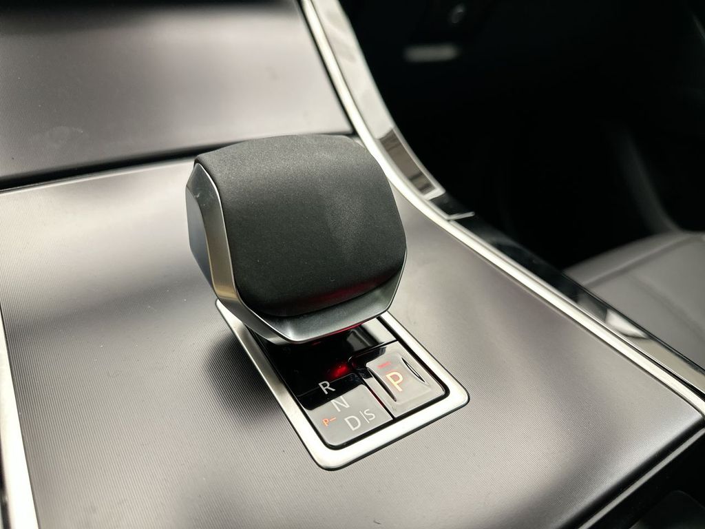 2026 Land Rover Range Rover Velar Dynamic SE 11