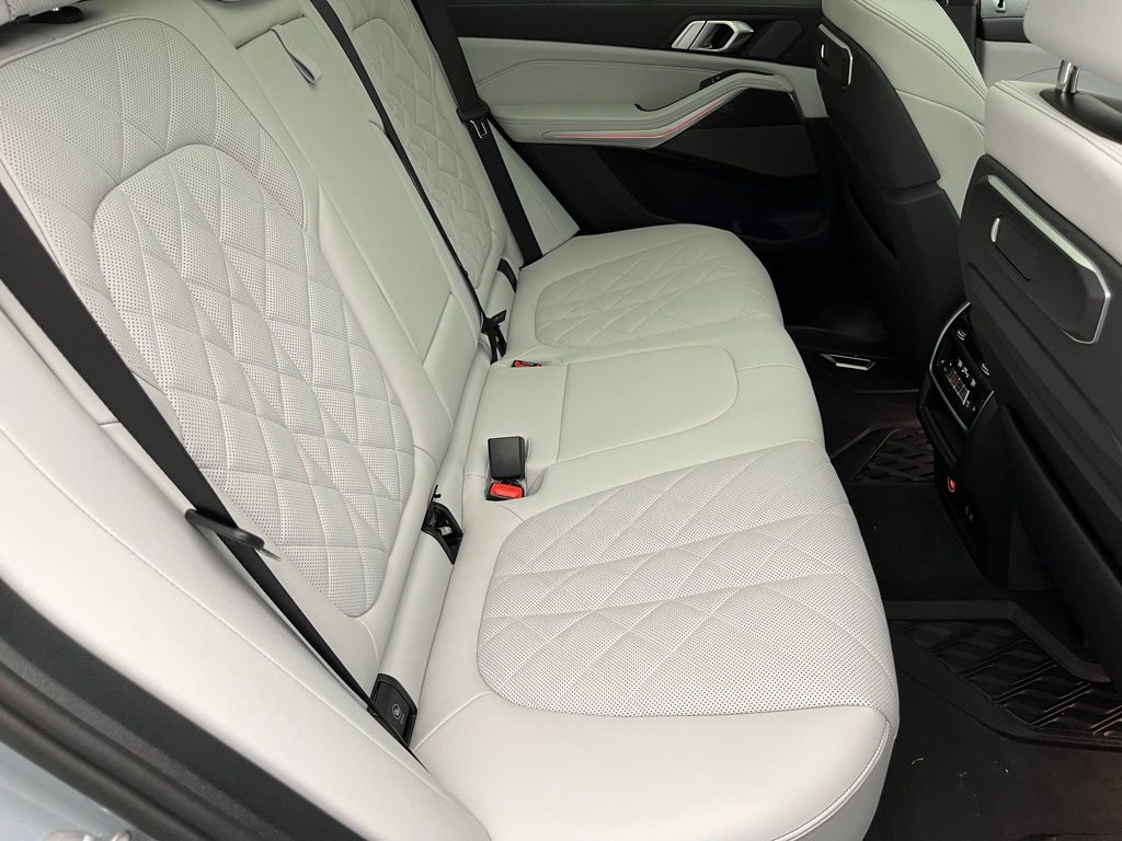2025 BMW X5 M60i 21