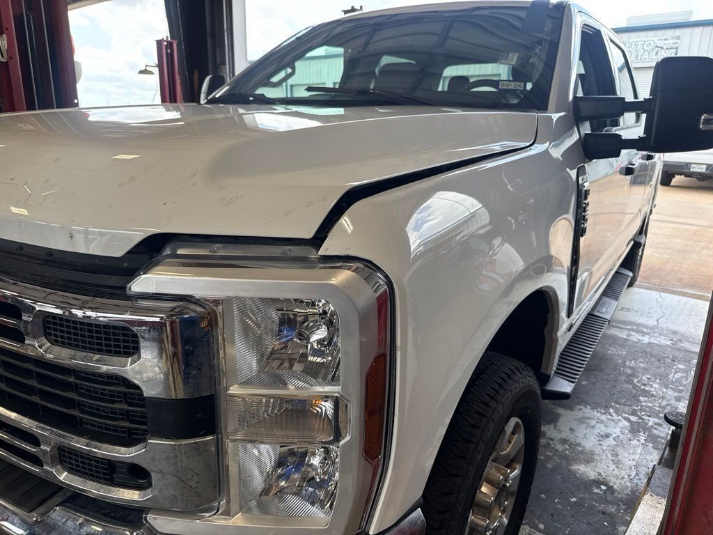 Oxford White 2024 Ford F-250 Super Duty Pickup Truck Four-Wheel Drive Automatic