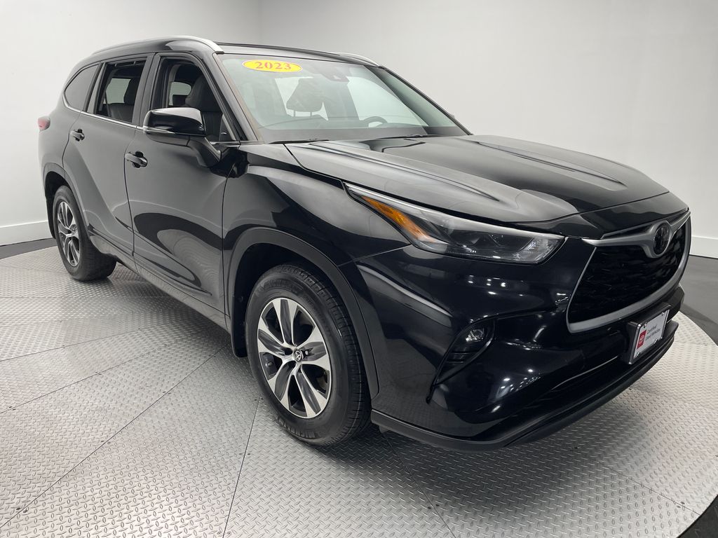 Thumbnail: 2023 Toyota Highlander - 3