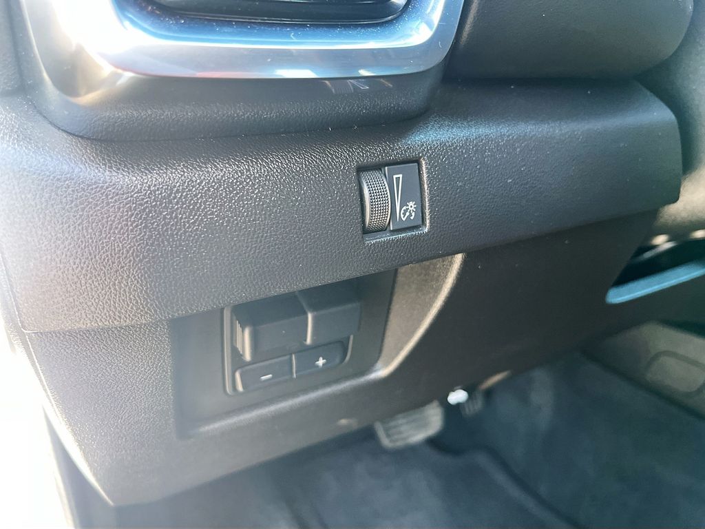 Used 2024 White GMC Elevation image 10