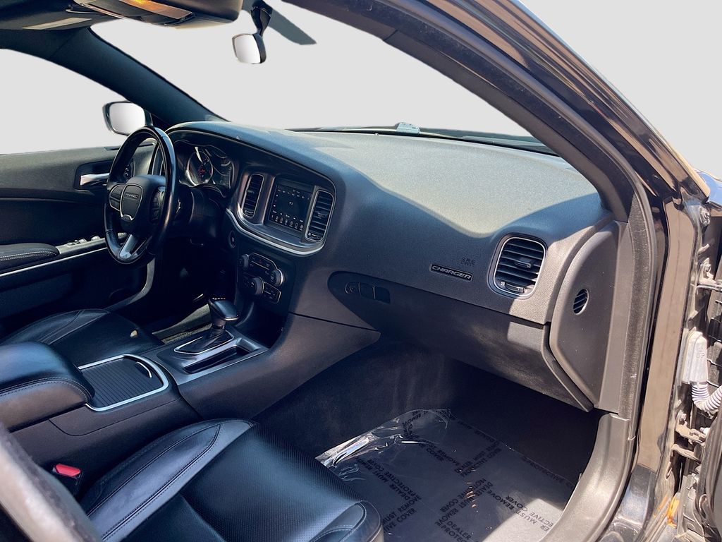 Used 2022 Black Dodge SXT image 28