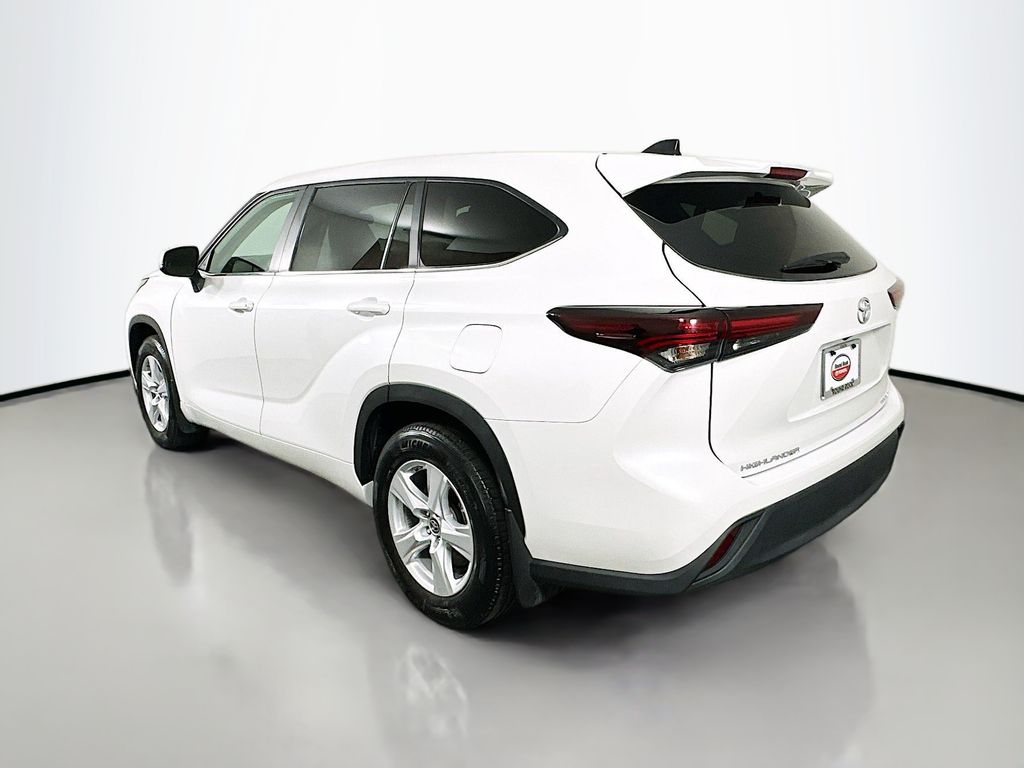 2024 Toyota Highlander LE 7