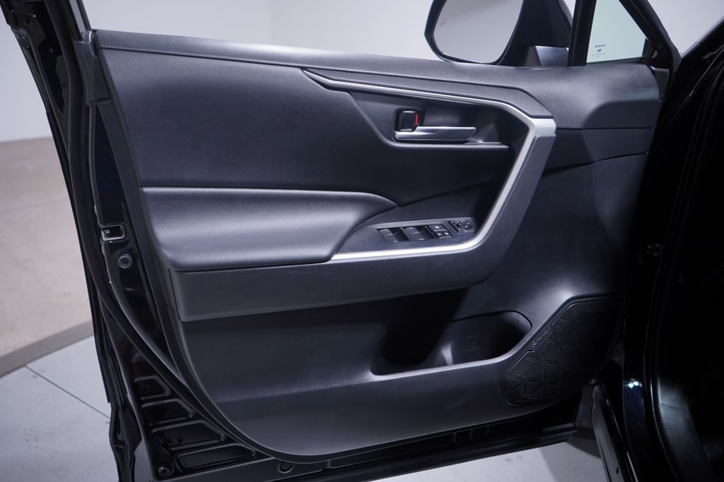 Thumbnail: 2020 Toyota RAV4 - 15