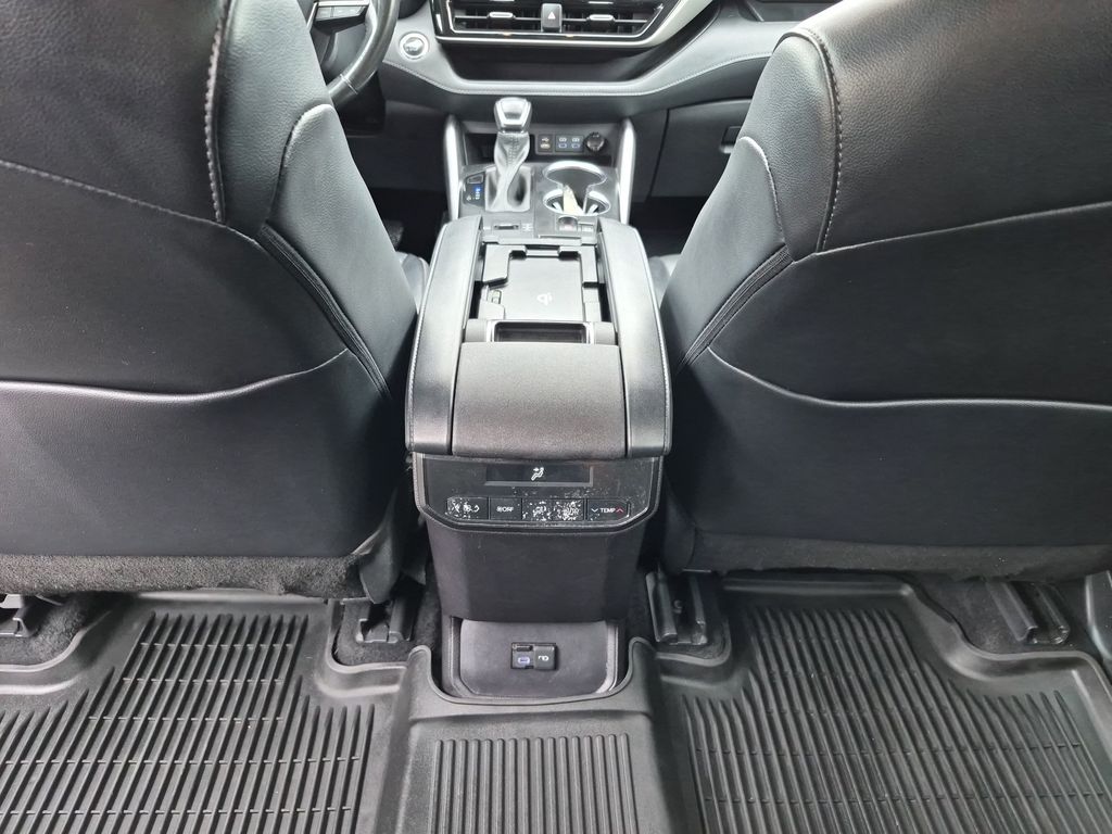 Used Car 2022 Toyota Highlander  Xle For Sale Under $30,000 In Austin, Texas
