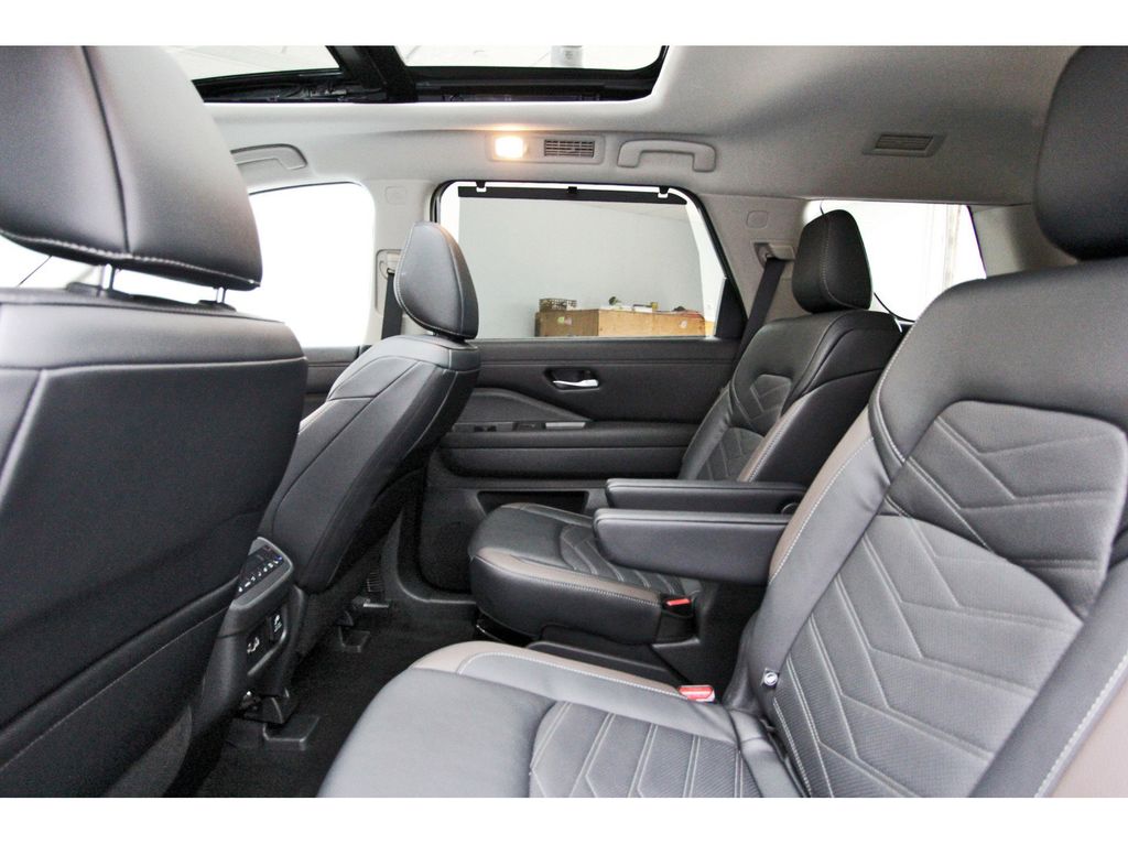 2024 Nissan Pathfinder Platinum - 9