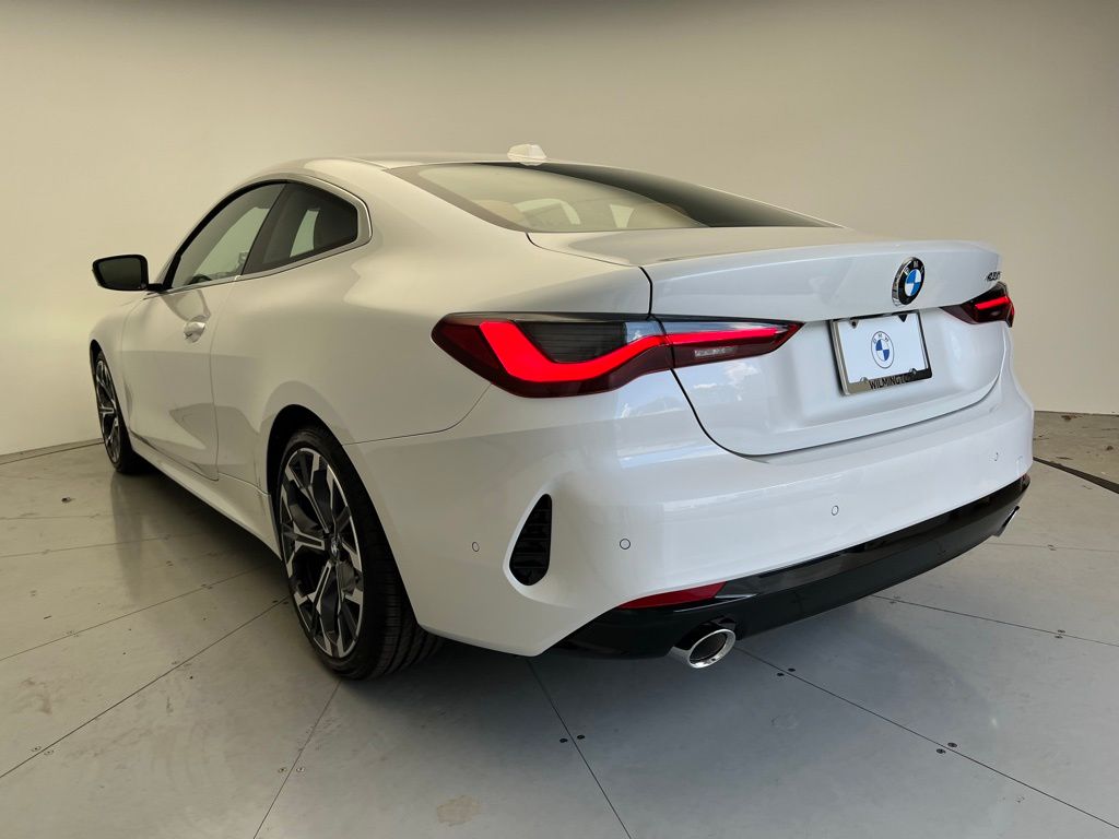 Thumbnail: 2026 BMW 4 Series - 4