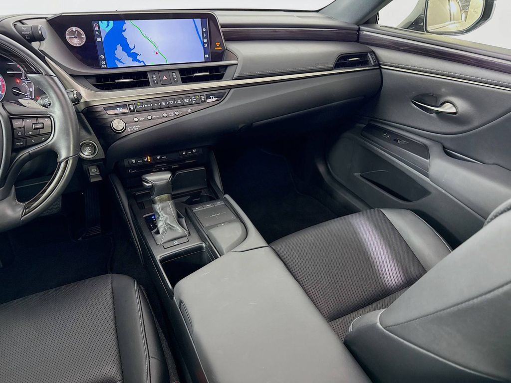 Thumbnail: 2021 Lexus ES - 24