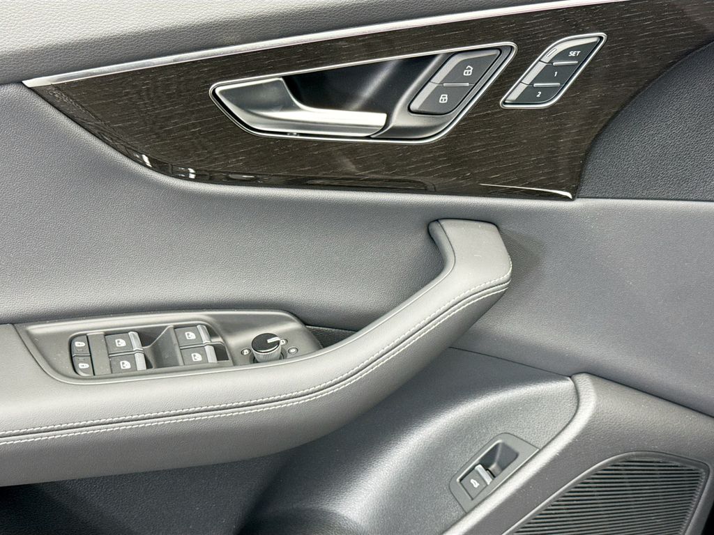 Thumbnail: 2026 Audi Q8 - 23