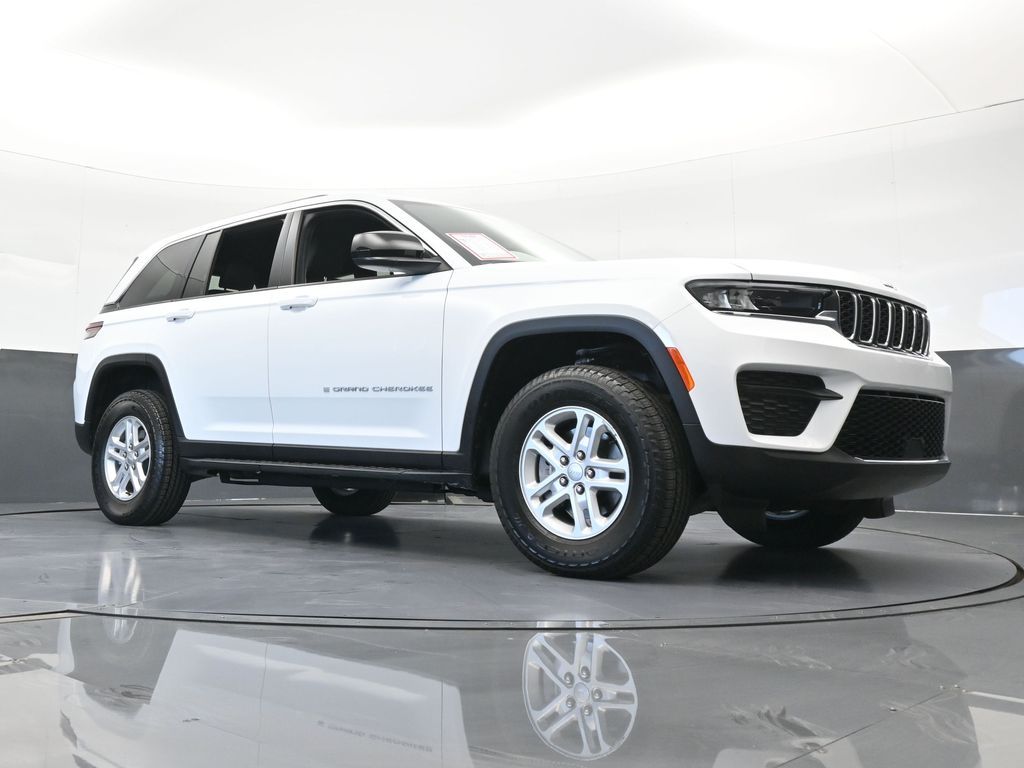 Used 2025 Bright White Clearcoat Jeep Laredo image 34