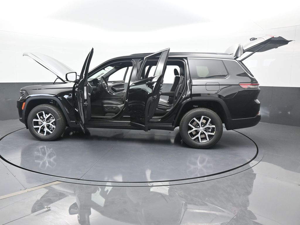 Used 2025 Diamond Black Crystal Pearlcoat Jeep Limited image 69