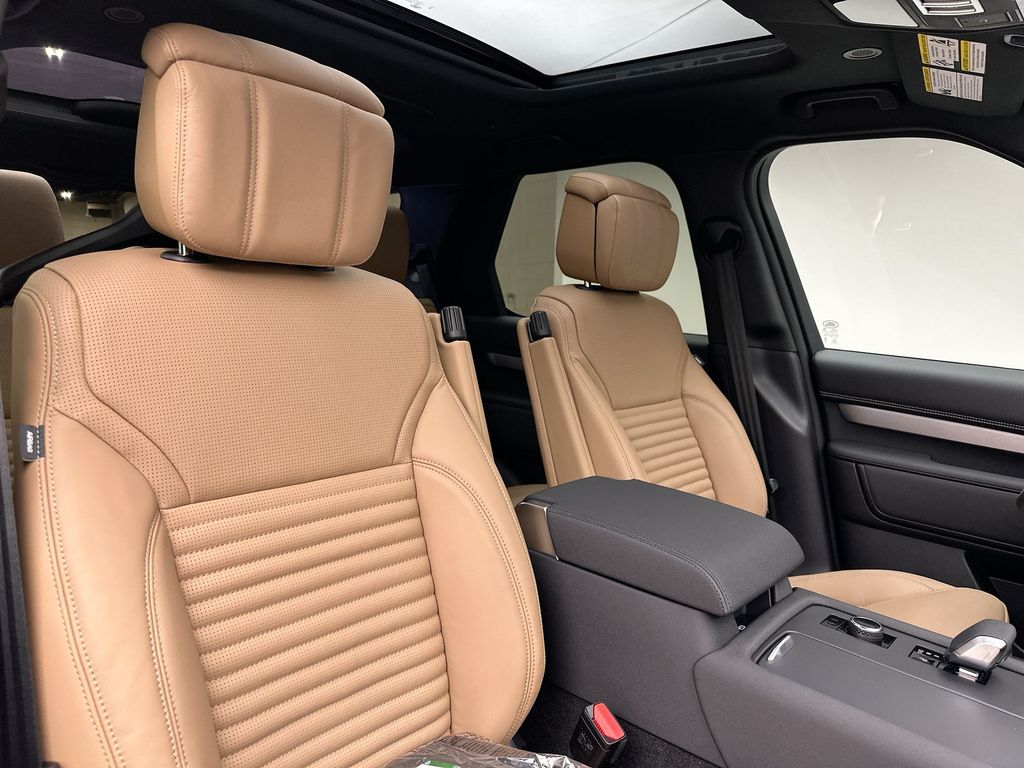 Thumbnail: 2026 Land Rover Discovery - 6