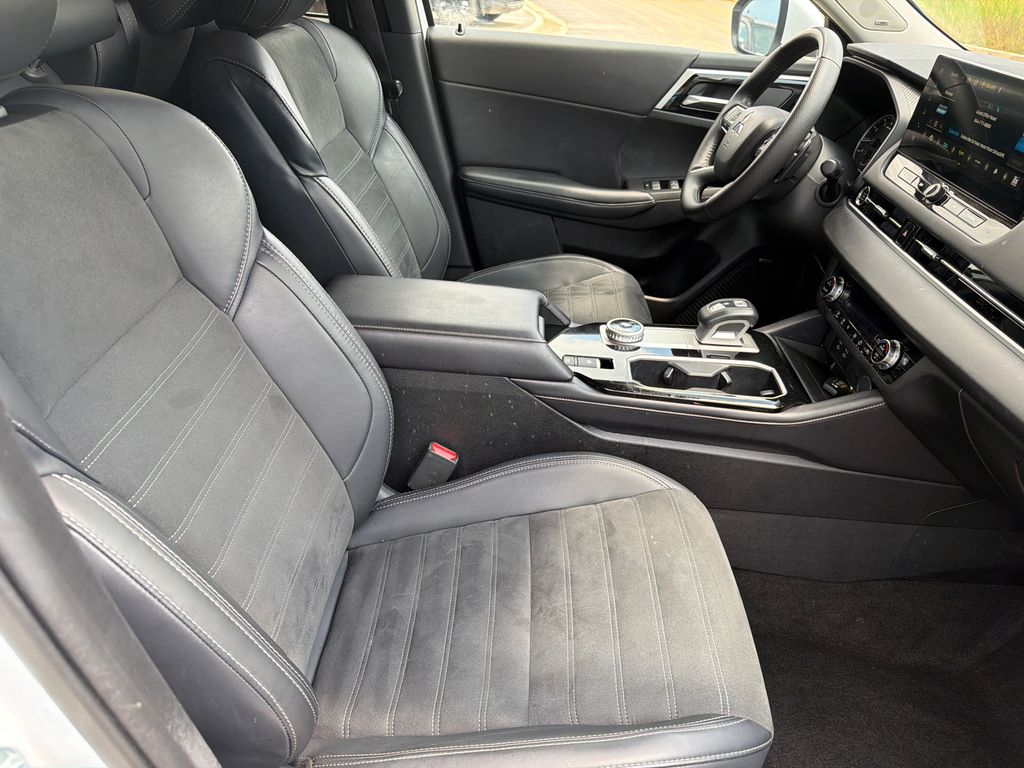 Used 2025 White Mitsubishi SE image 13