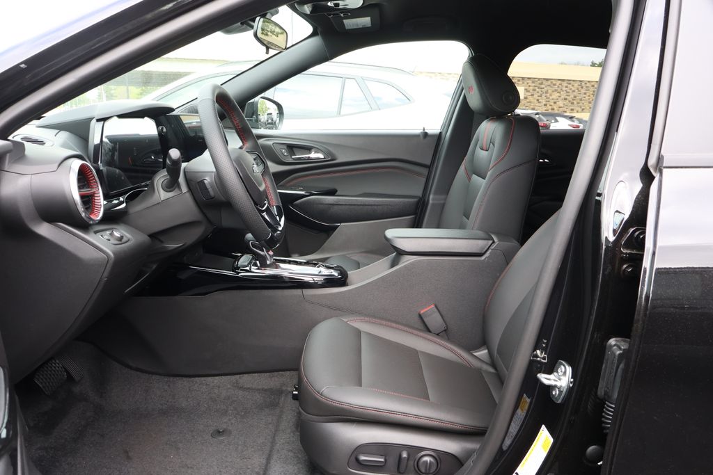 2025 Chevrolet Trax RS 12