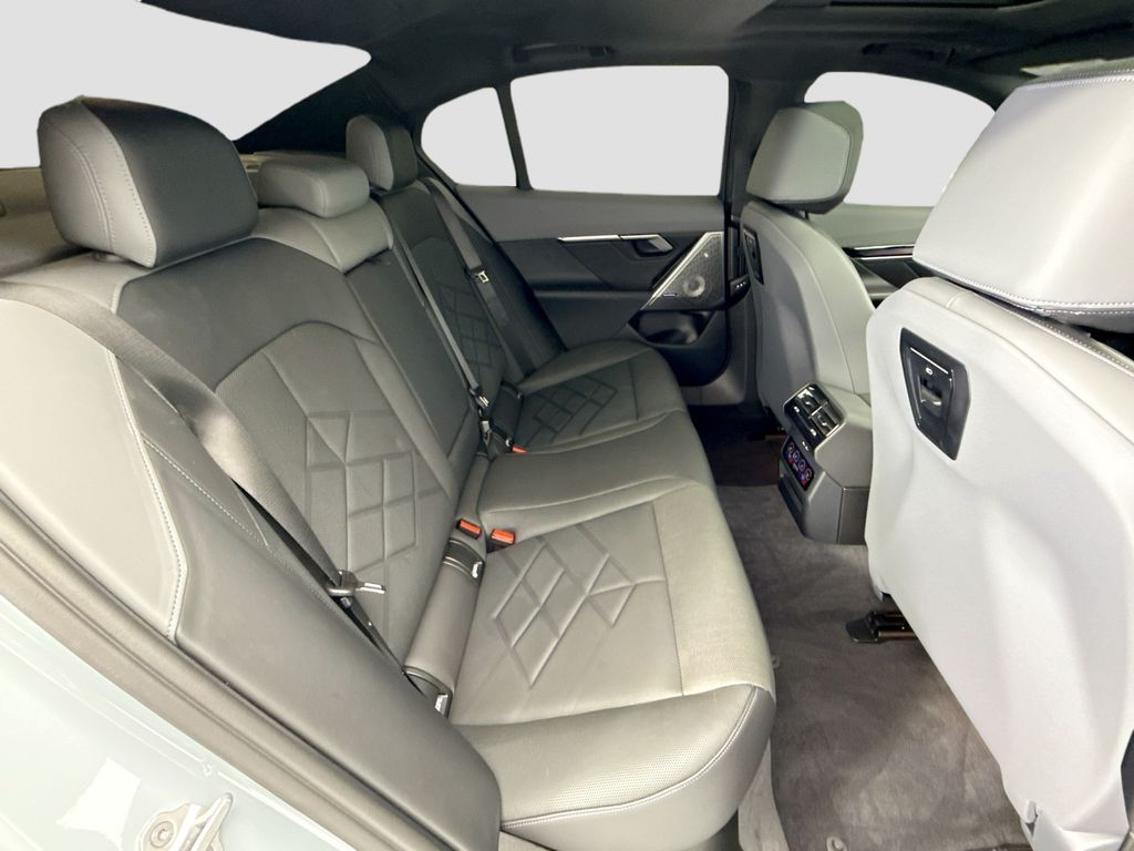 Thumbnail: 2026 BMW i5 - 21