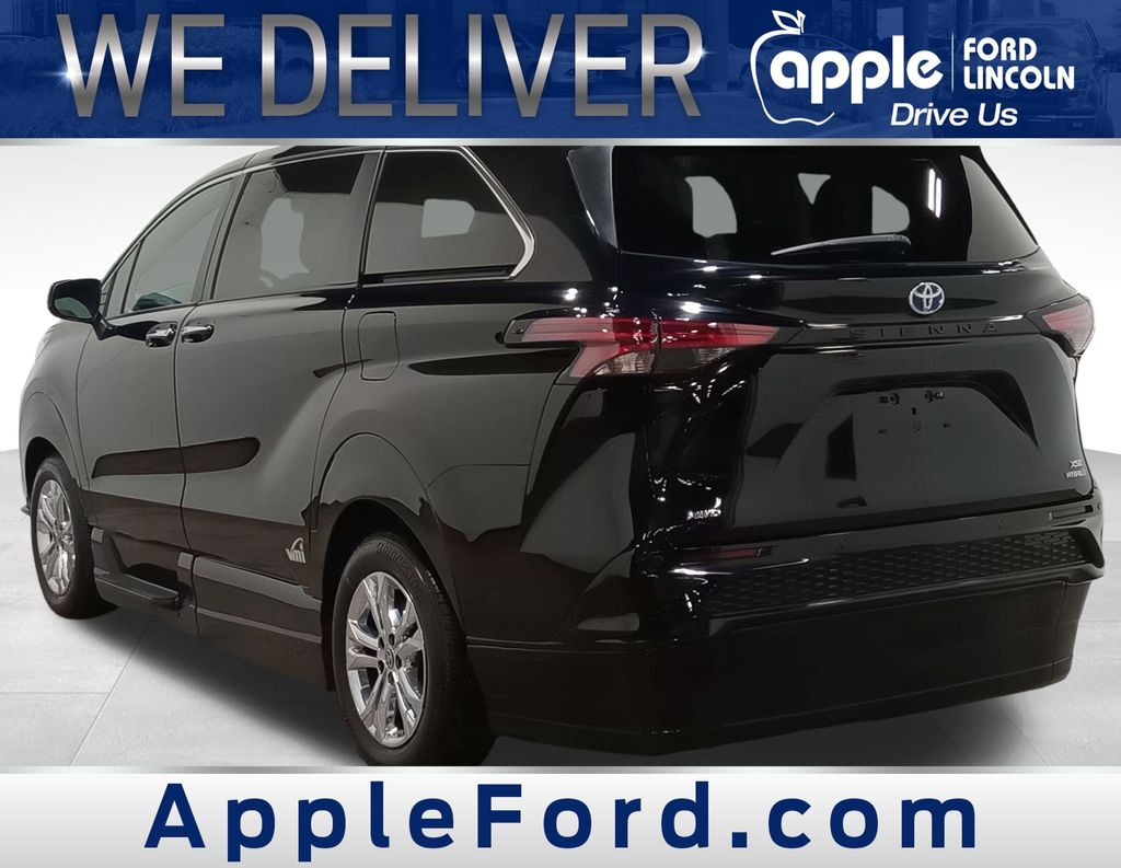 2023 Toyota Sienna XSE — Midnight Black Metallic — photo 8