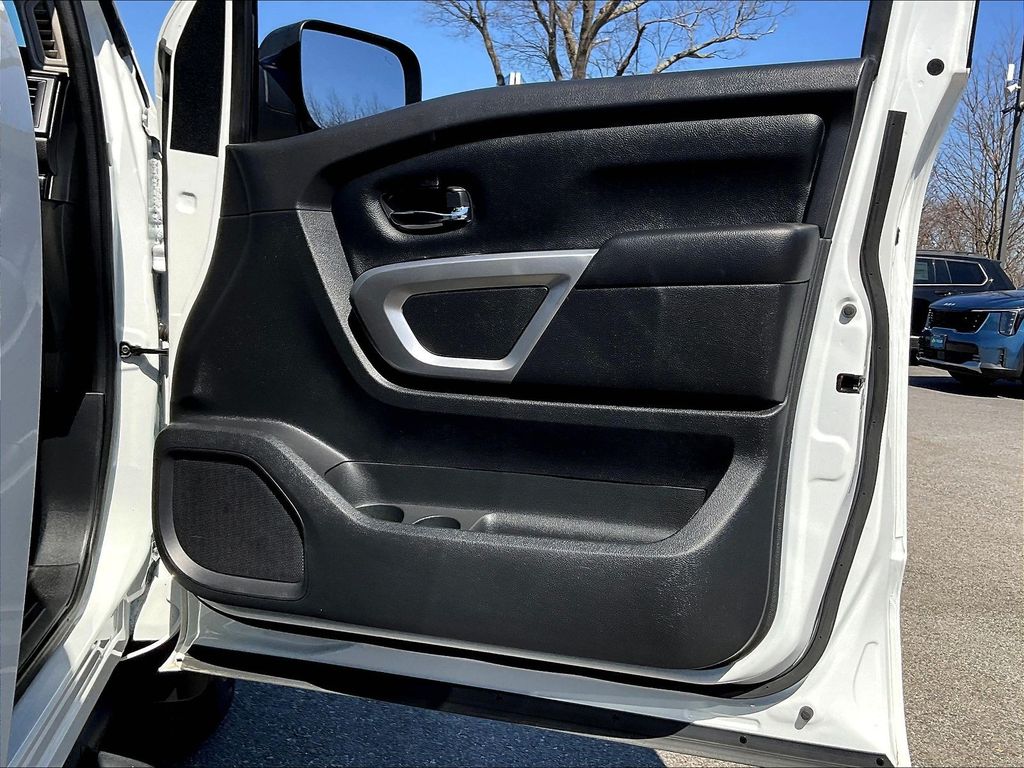 2024 Nissan Titan — photo 11