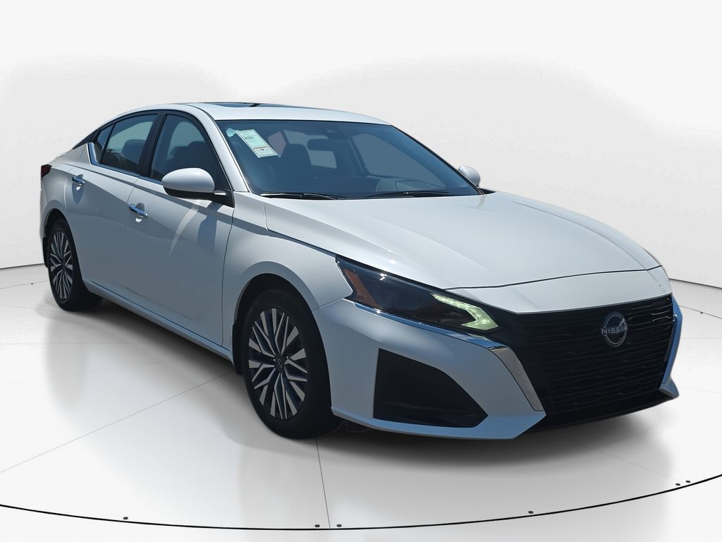 2025 Pearl White Tricoat Nissan Altima 2.5 SV FWD Sedan