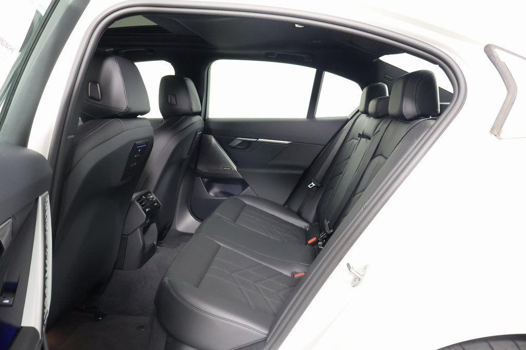 2025 BMW i5 eDrive40 6