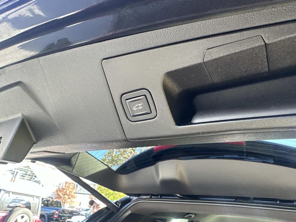 Thumbnail: 2018 Cadillac XT5 - 30