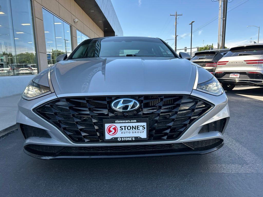 2023 Hyundai Sonata Plata (Curated Silver) Sedán Tracción delantera 8 velocidades Automática