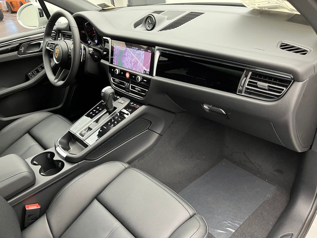 Thumbnail: 2026 Porsche Macan - 29