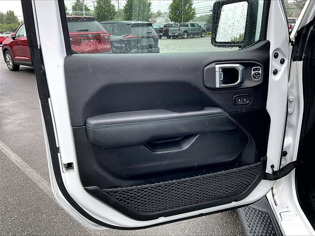 2024 Jeep Wrangler — photo 9